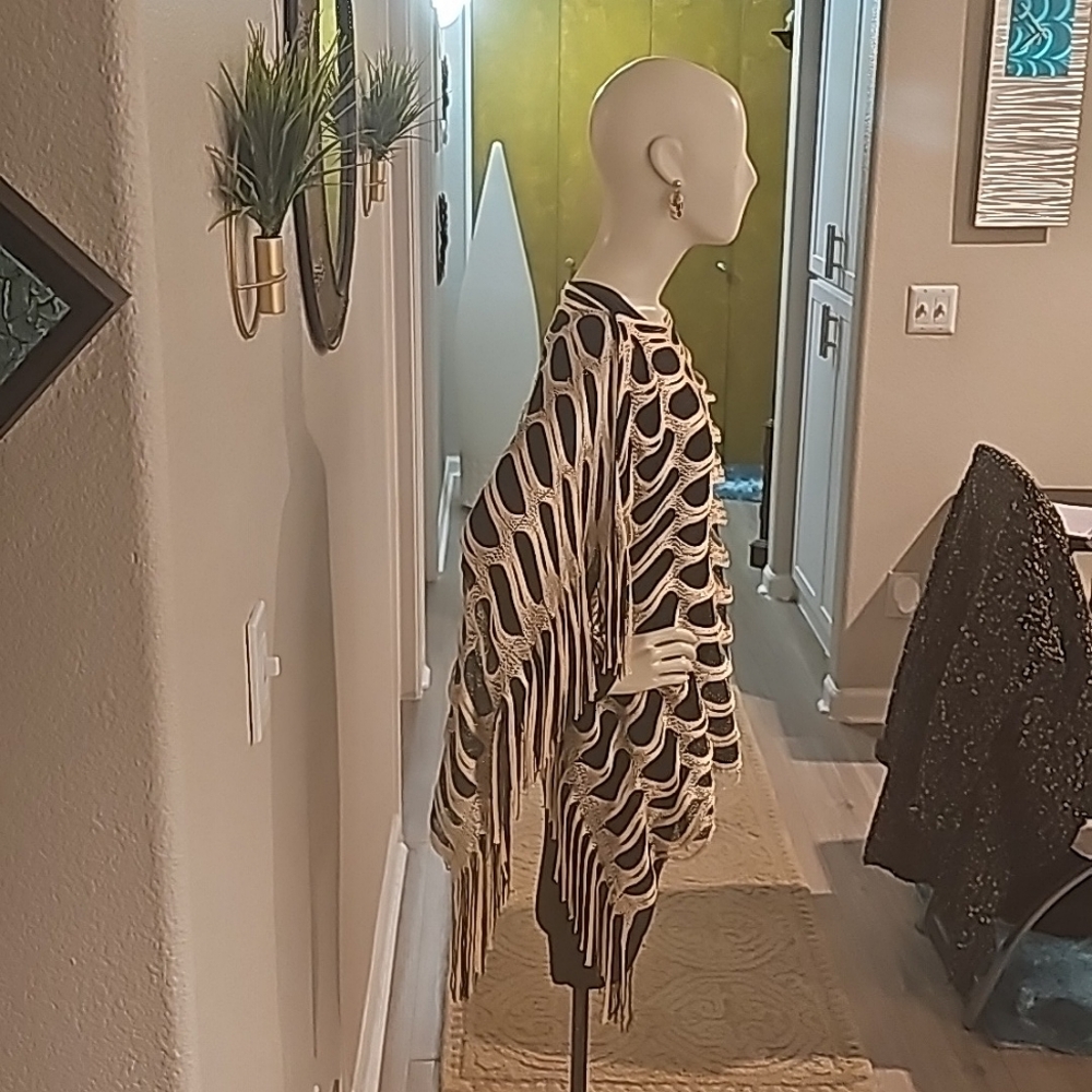 Poncho - Picture 3 of 6